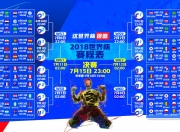 开云APP-孤星闪耀，当波兰炮火倾覆药厂，巴尔韦德用双脚书写中场的唯一法则