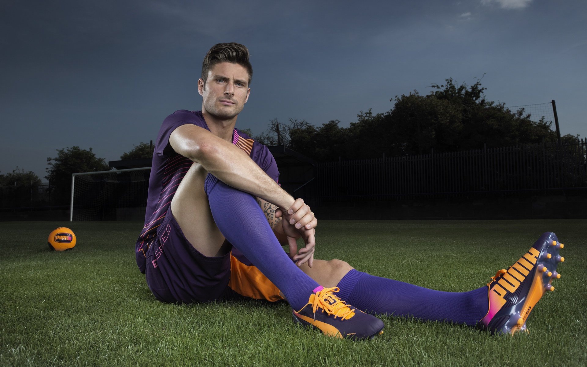 绿茵场上的双重变奏，莫德里奇的自我救赎与喀麦隆的战术压制